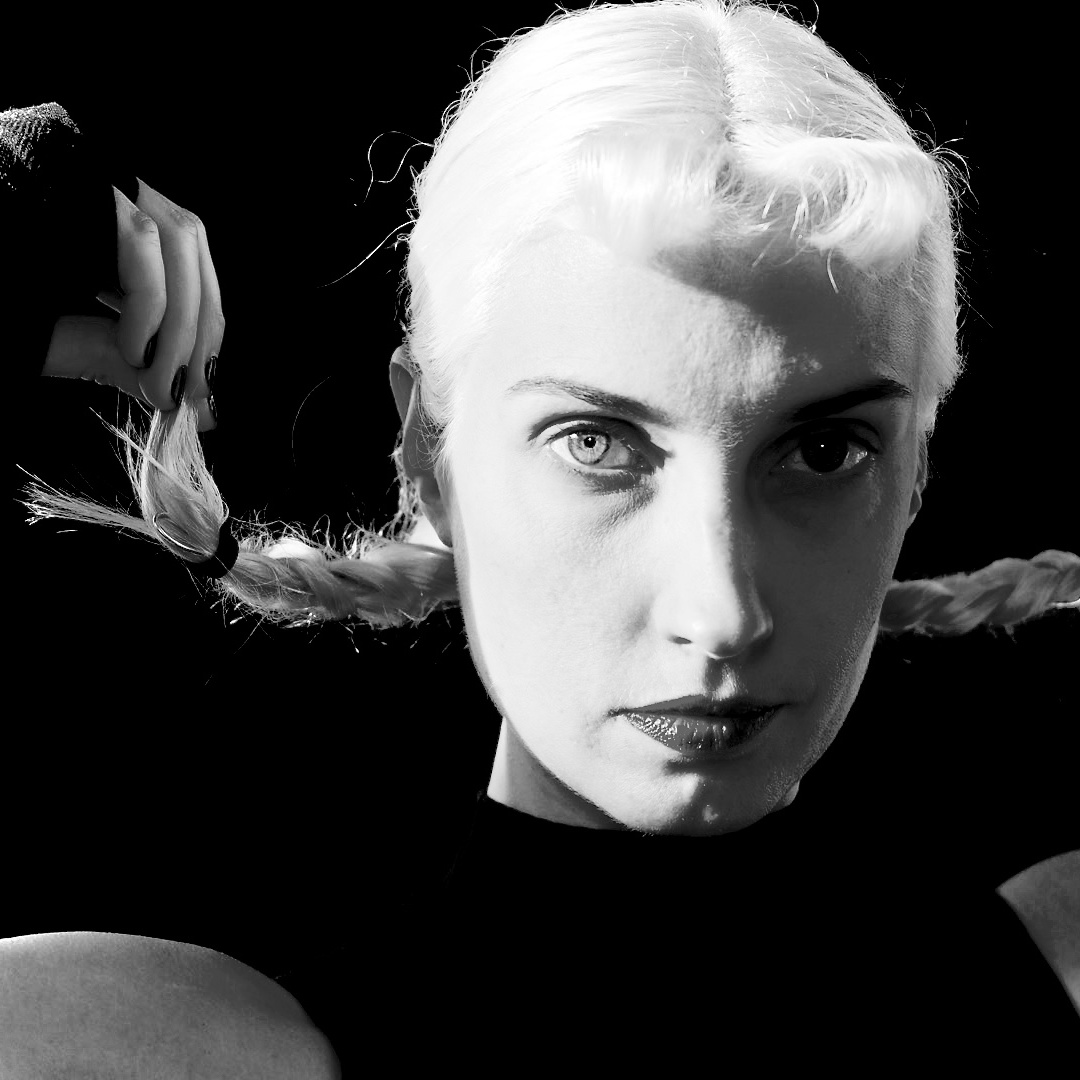 Porträt von Molly Nilsson in schwarz-weiß