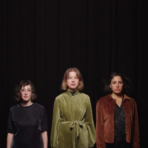 Portrait der drei Musikerinnen von Matching Outfits